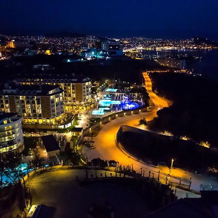 Ramada Resort Kusadasi & Golf Eksteriør bilde Aerial view of the resort at night