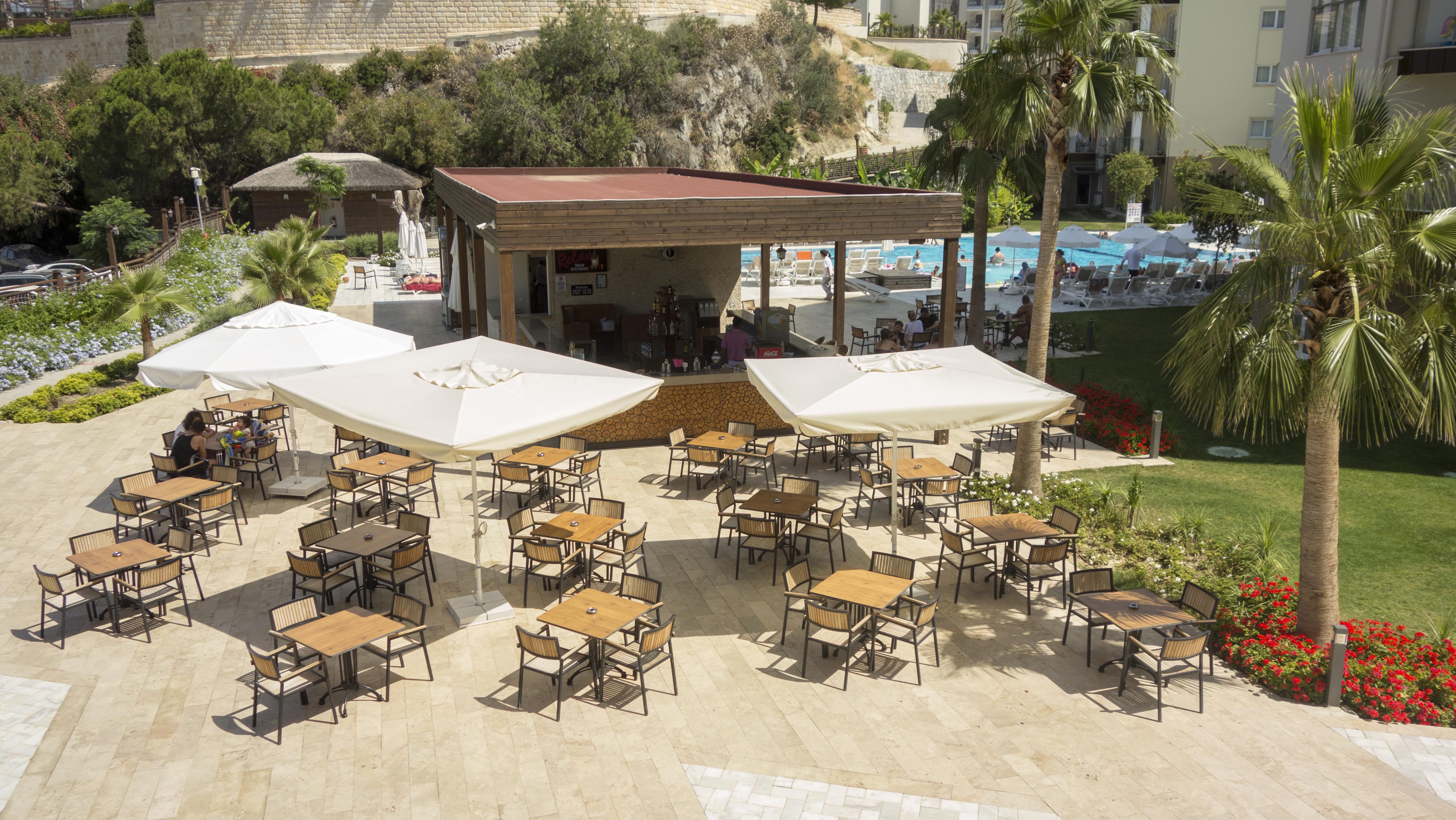 Ramada Resort Kusadasi & Golf Eksteriør bilde The pool bar at the hotel