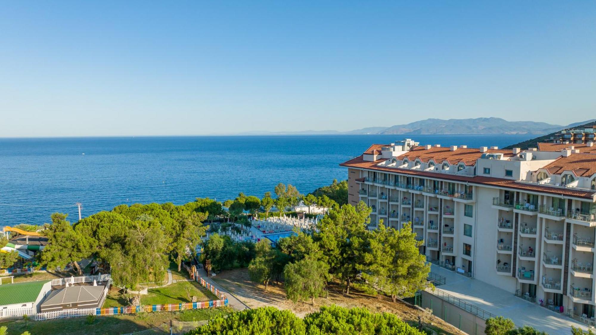 Ramada Resort Kusadasi & Golf Eksteriør bilde A view of the Aegean Sea from the resort
