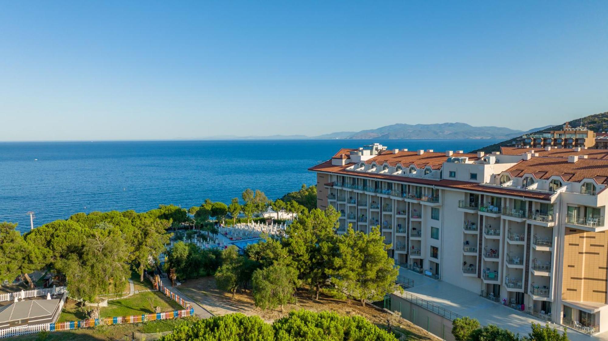 Ramada Resort Kusadasi & Golf Eksteriør bilde View of the resort