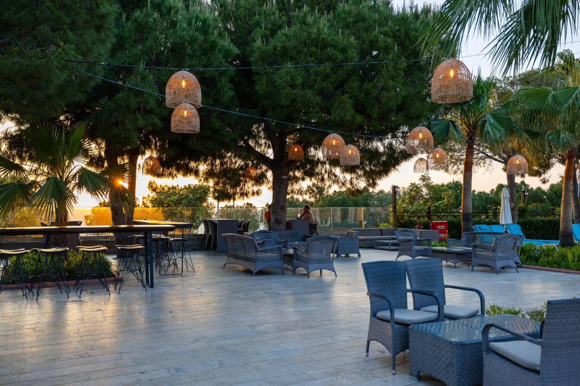 Ramada Resort Kusadasi & Golf Eksteriør bilde The pool area at the hotel