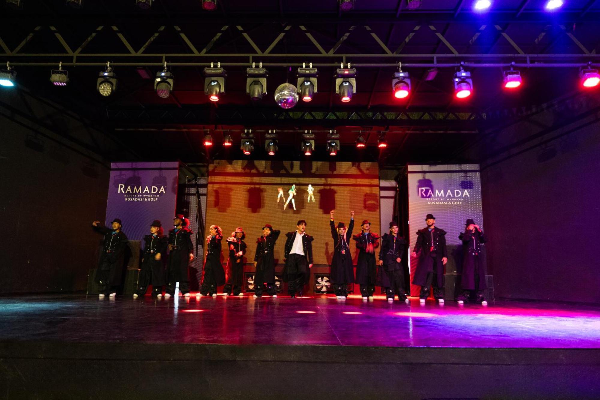 Ramada Resort Kusadasi & Golf Eksteriør bilde The stage of the hotel's theatre