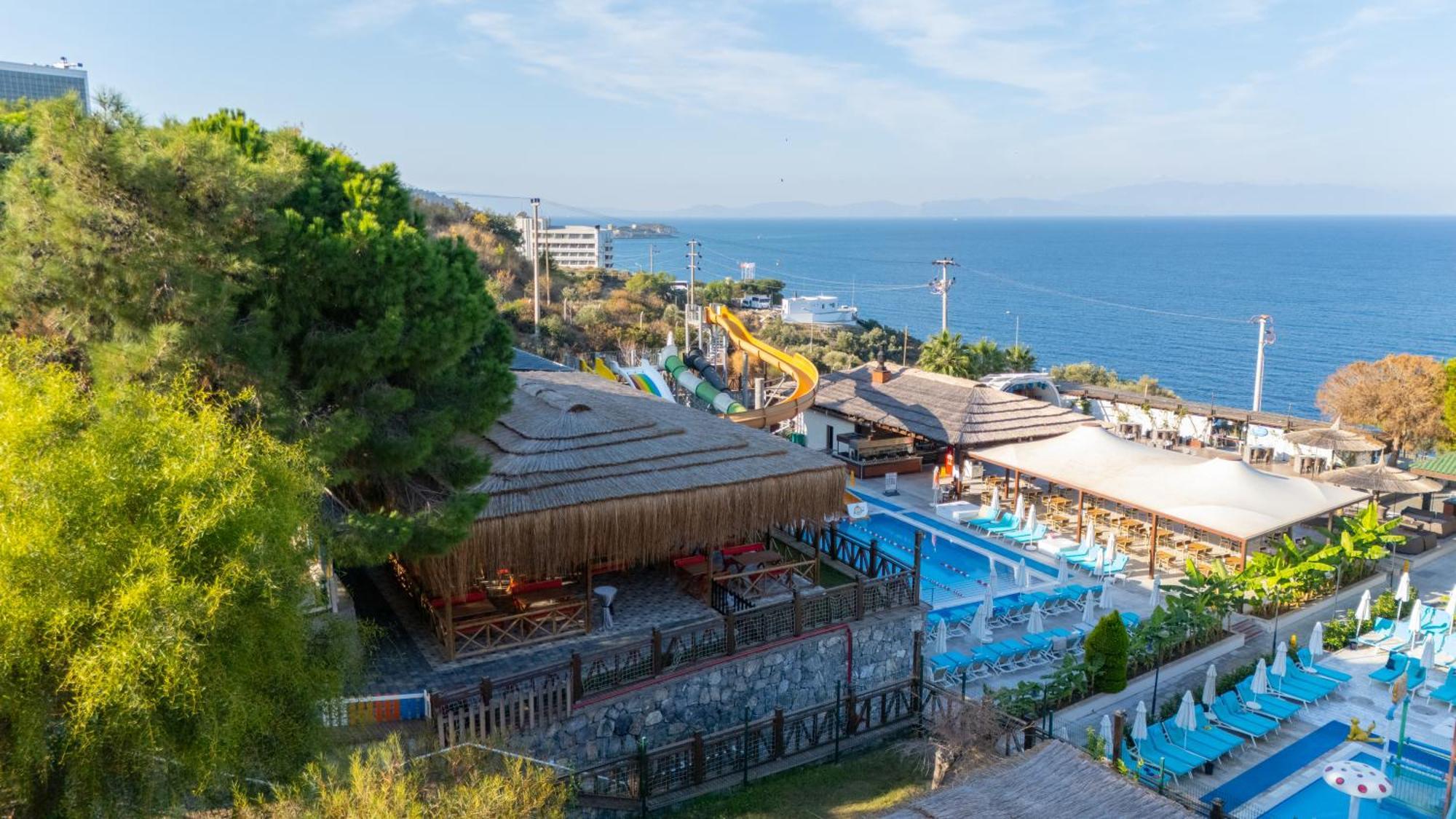 Ramada Resort Kusadasi & Golf Eksteriør bilde View of the park
