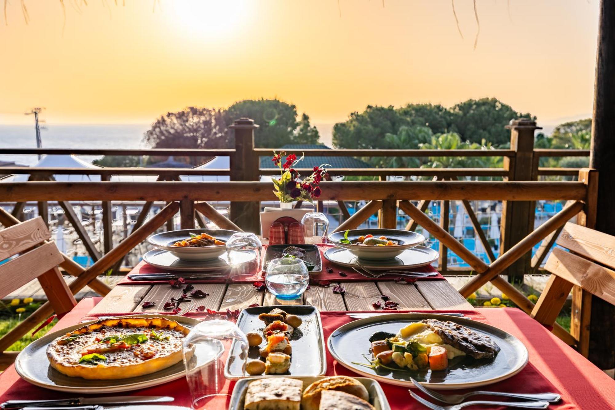 Ramada Resort Kusadasi & Golf Eksteriør bilde A typical dinner at the resort
