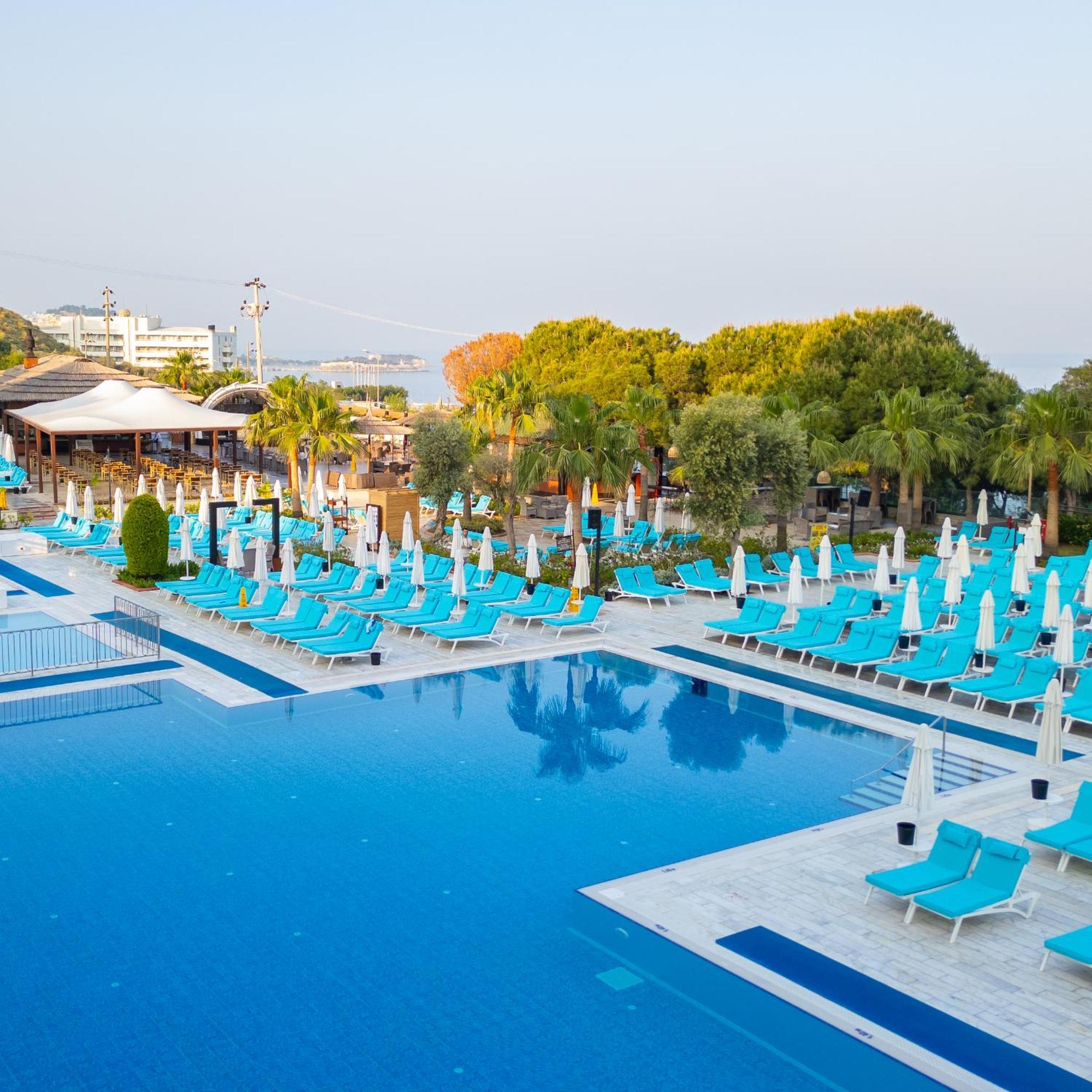 Ramada Resort Kusadasi & Golf Eksteriør bilde Pool at the hotel