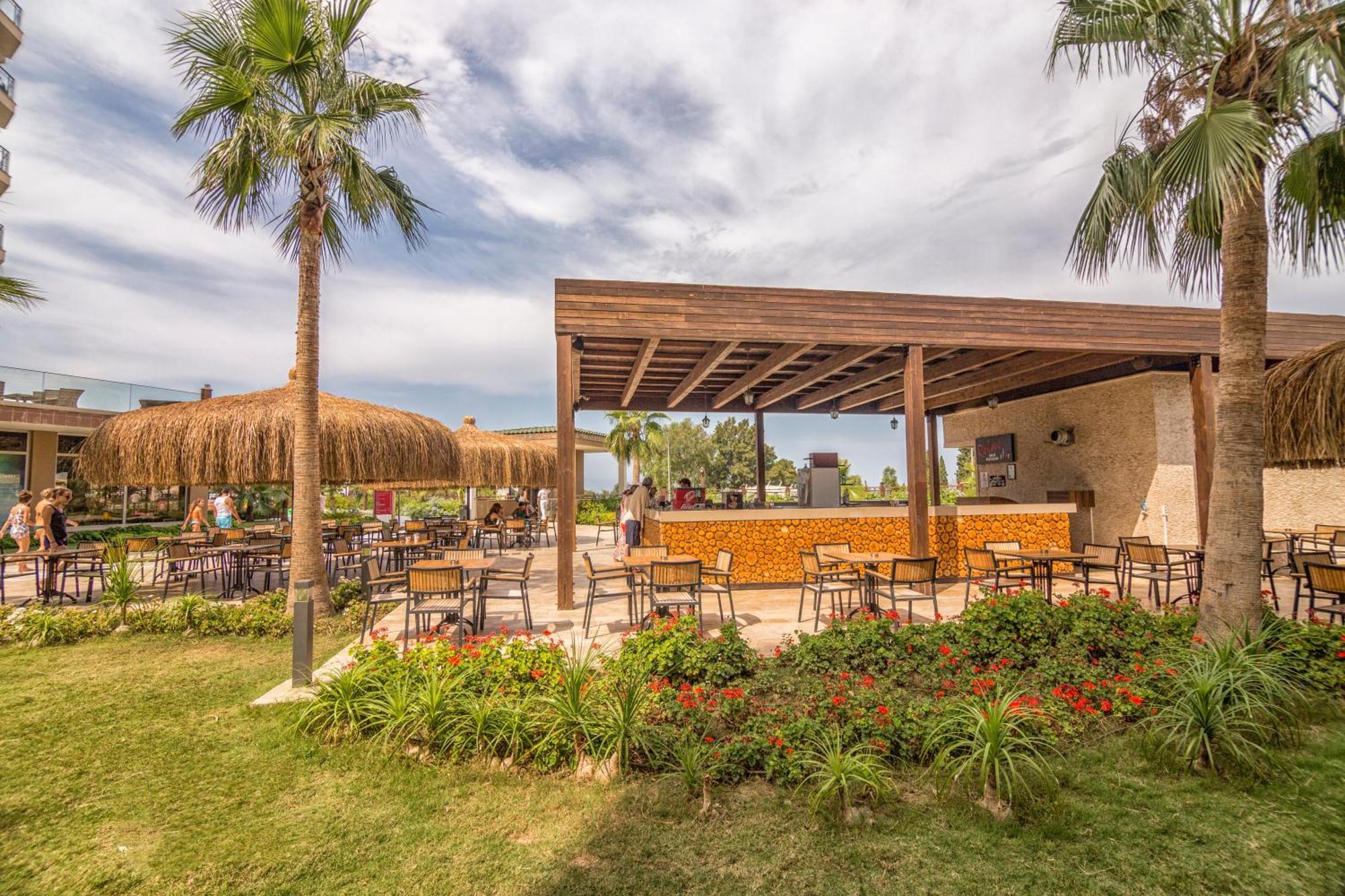 Ramada Resort Kusadasi & Golf Eksteriør bilde The beach bar at the resort