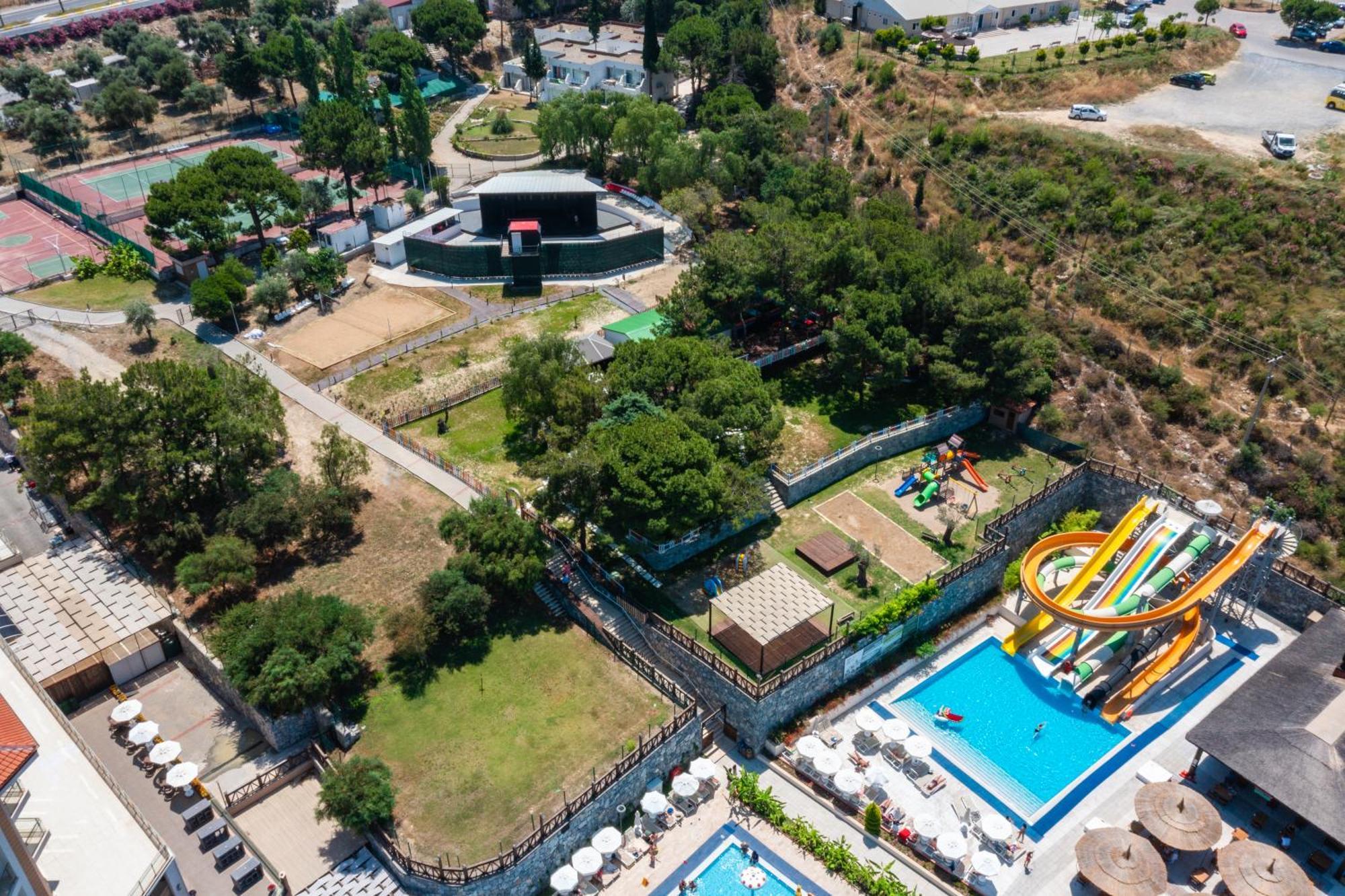 Ramada Resort Kusadasi & Golf Eksteriør bilde Aerial view of the park