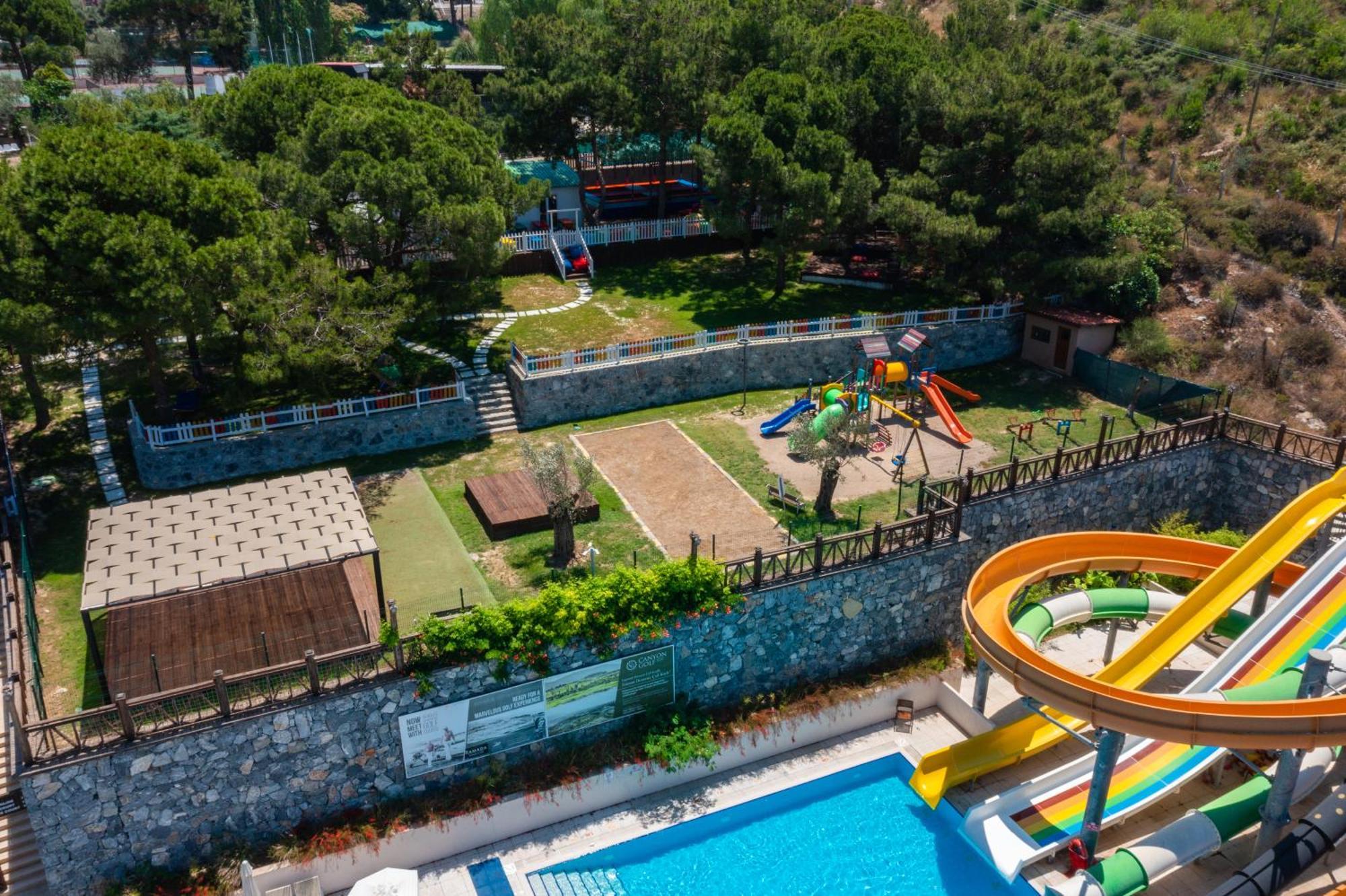 Ramada Resort Kusadasi & Golf Eksteriør bilde Aerial view of the park