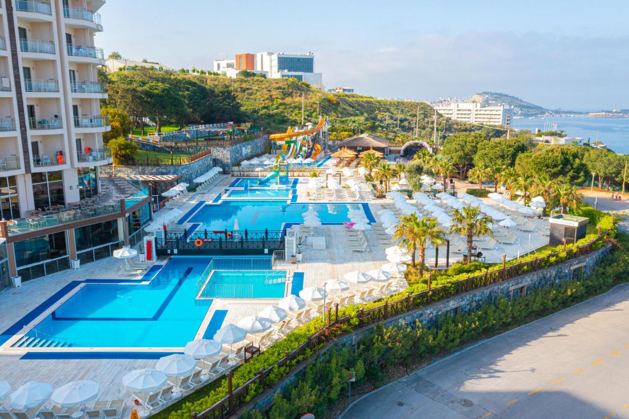 Ramada Resort Kusadasi & Golf Eksteriør bilde A view of the hotel