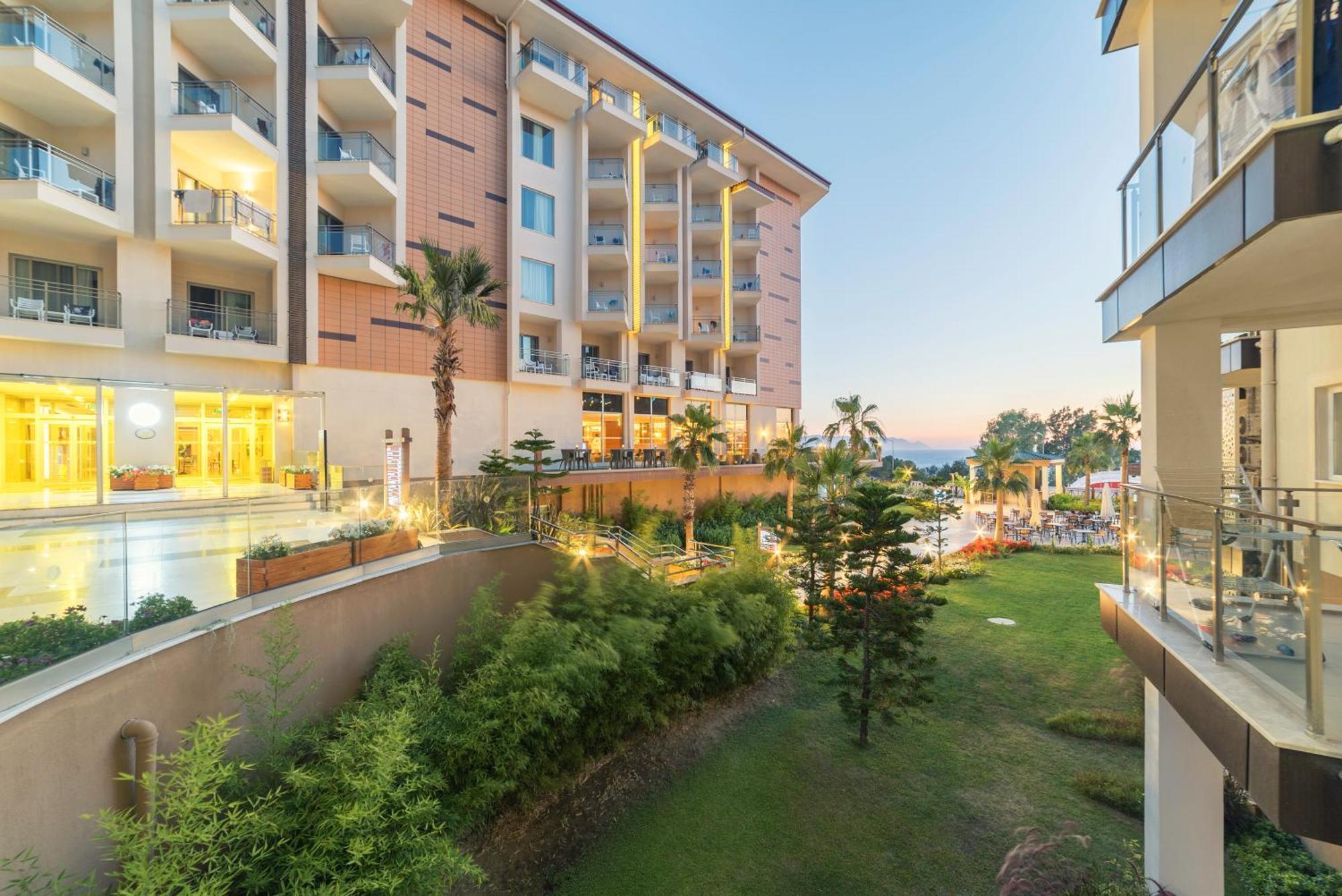 Ramada Resort Kusadasi & Golf Eksteriør bilde The hotel's grounds