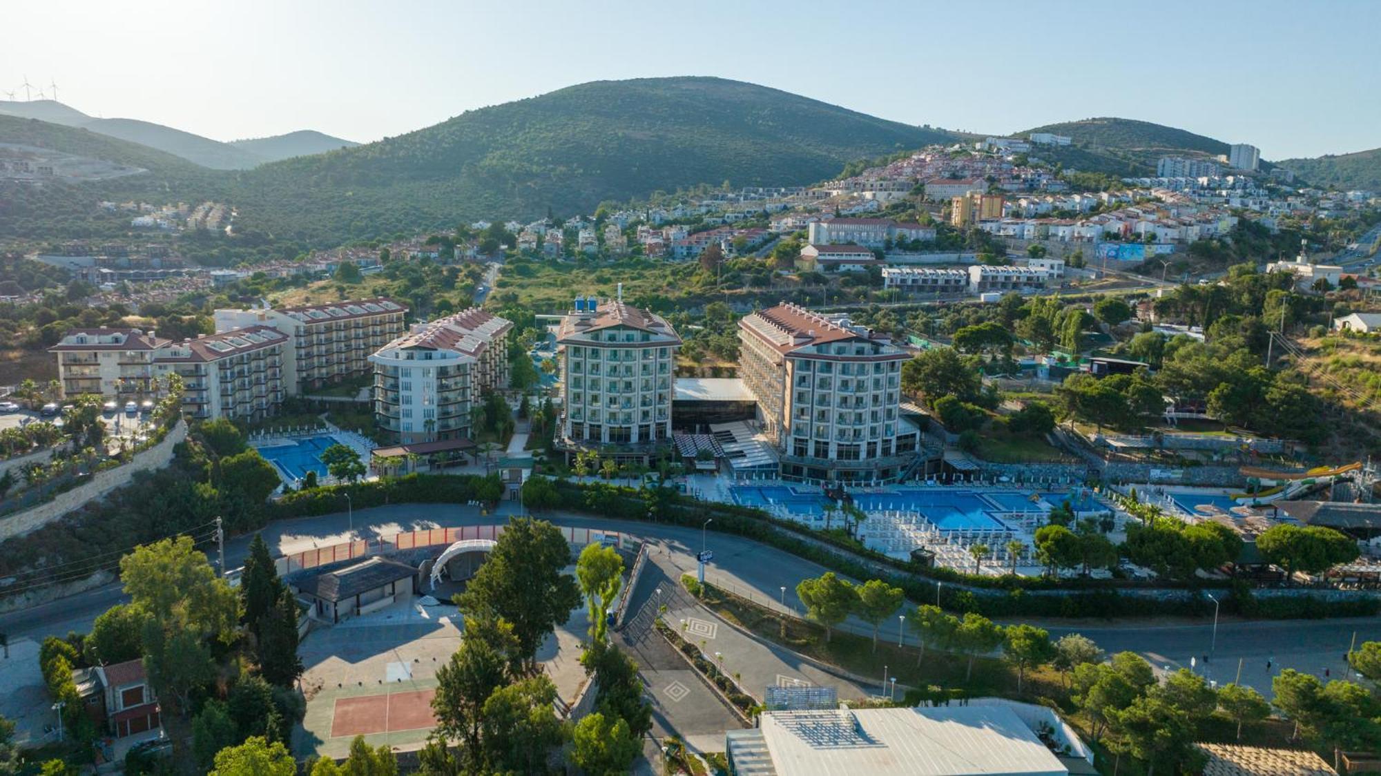 Ramada Resort Kusadasi & Golf Eksteriør bilde Aerial view of the complex
