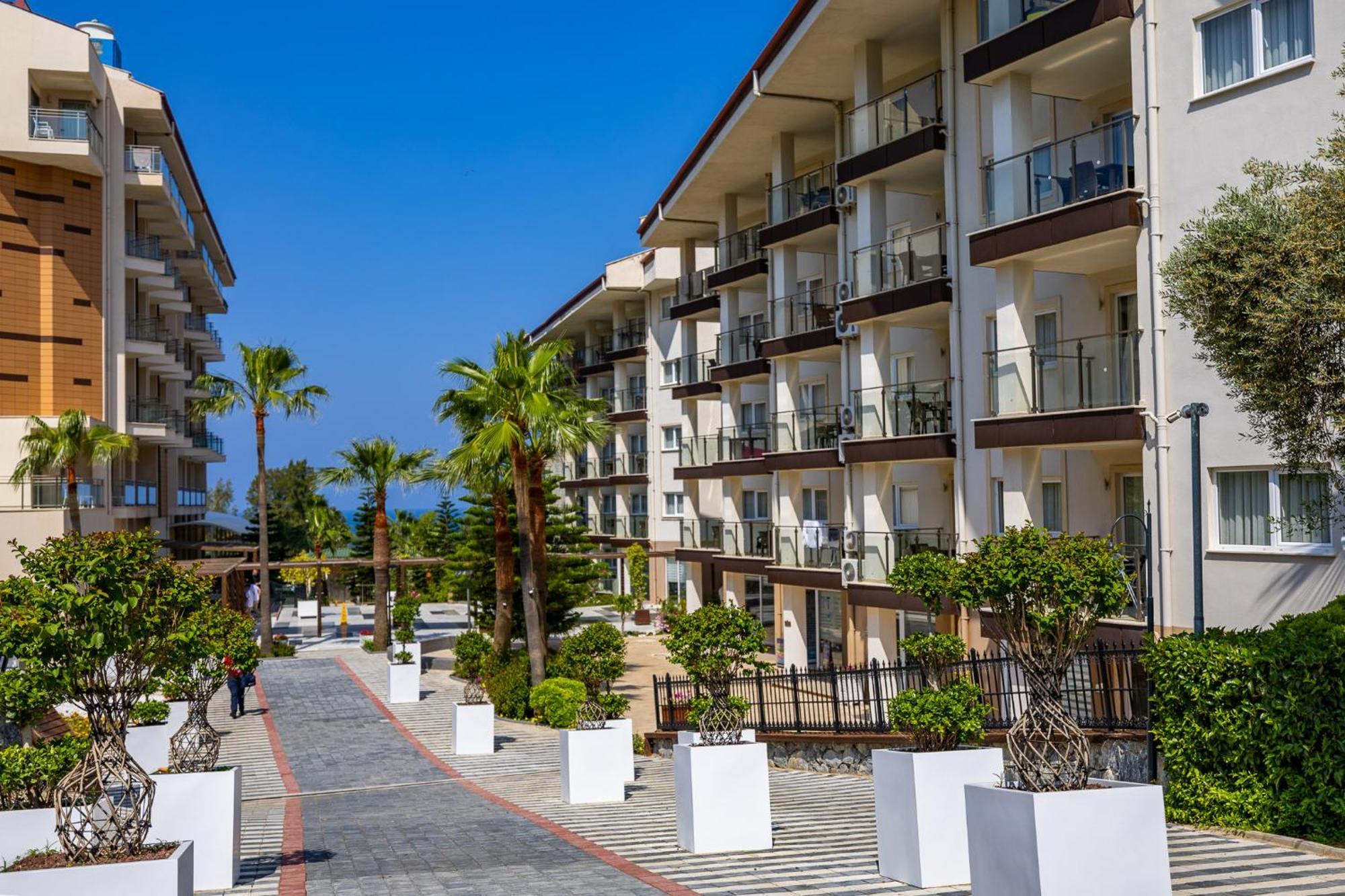 Ramada Resort Kusadasi & Golf Eksteriør bilde Residential complex in Antalya
