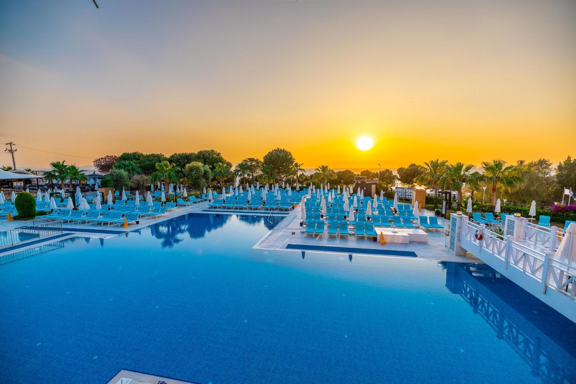 Ramada Resort Kusadasi & Golf Eksteriør bilde Sunset at the pool of the hotel