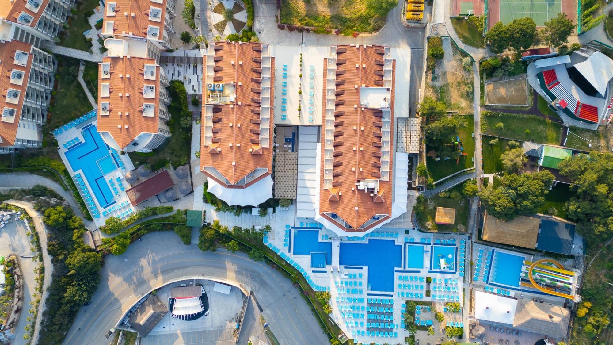 Ramada Resort Kusadasi & Golf Eksteriør bilde Aerial view of the hotel