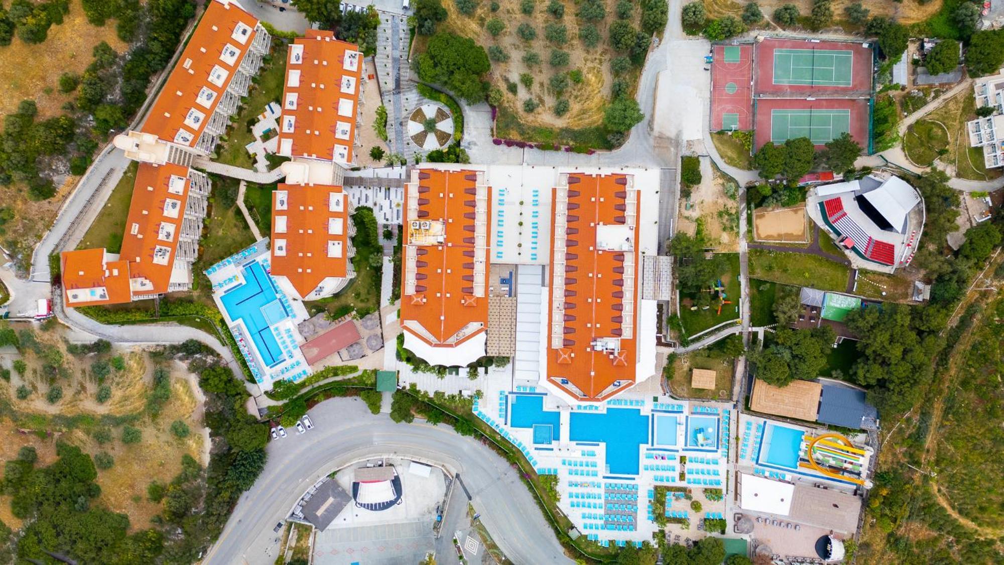 Ramada Resort Kusadasi & Golf Eksteriør bilde Aerial view of the hotel