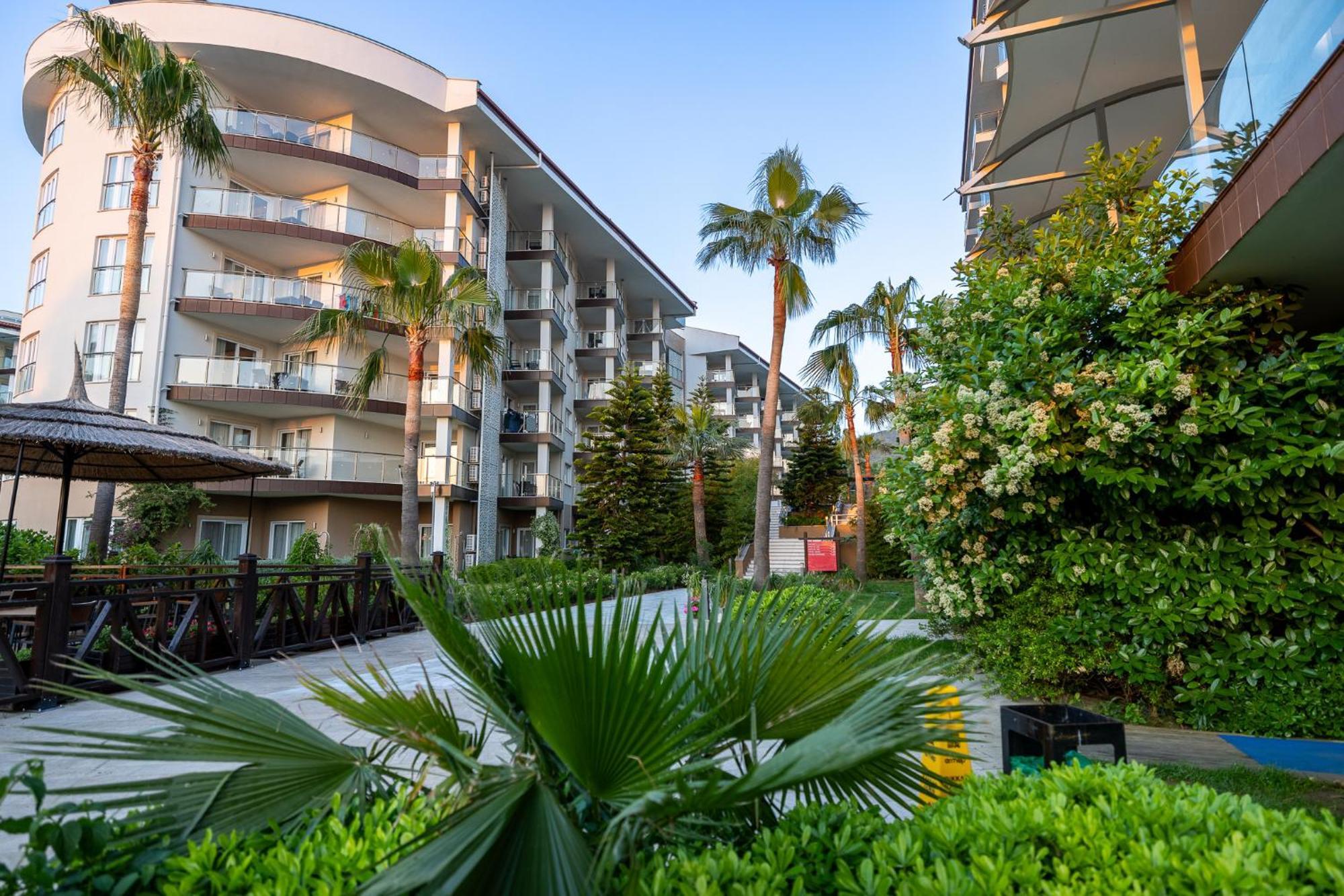 Ramada Resort Kusadasi & Golf Eksteriør bilde The complex of the hotel