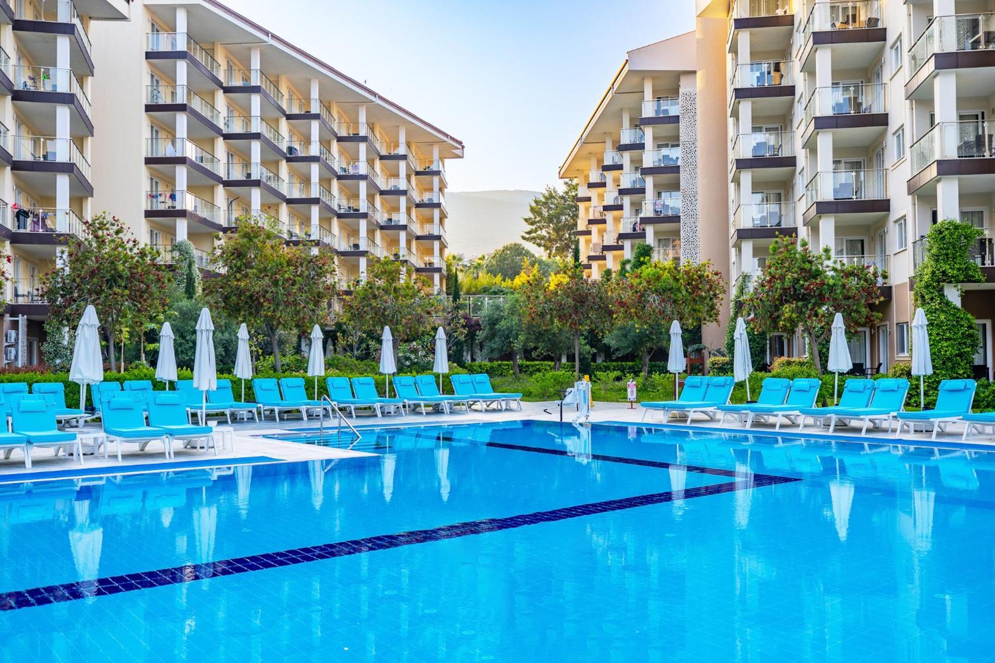 Ramada Resort Kusadasi & Golf Eksteriør bilde The hotel's swimming pool