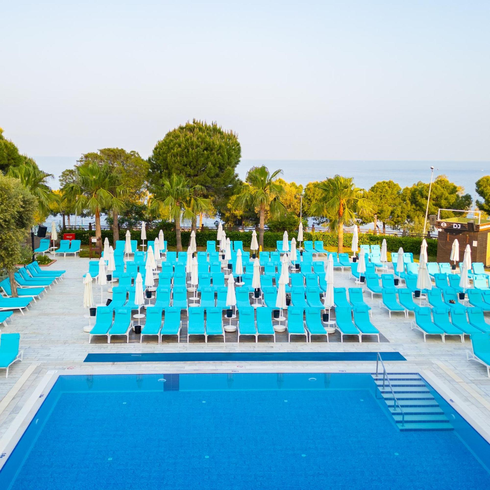 Ramada Resort Kusadasi & Golf Eksteriør bilde The beach at the hotel