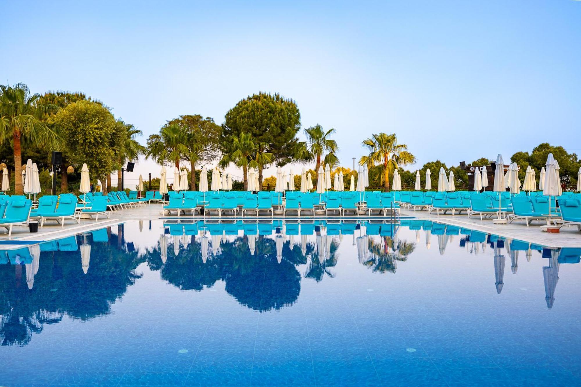 Ramada Resort Kusadasi & Golf Eksteriør bilde Pool at the hotel