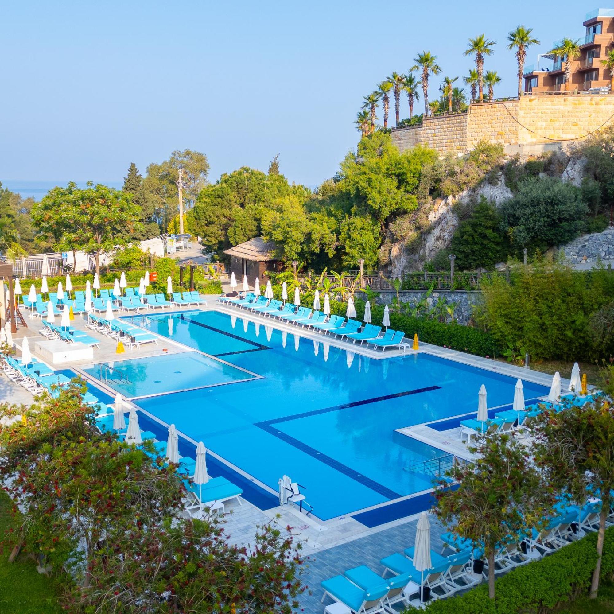 Ramada Resort Kusadasi & Golf Eksteriør bilde A swimming pool