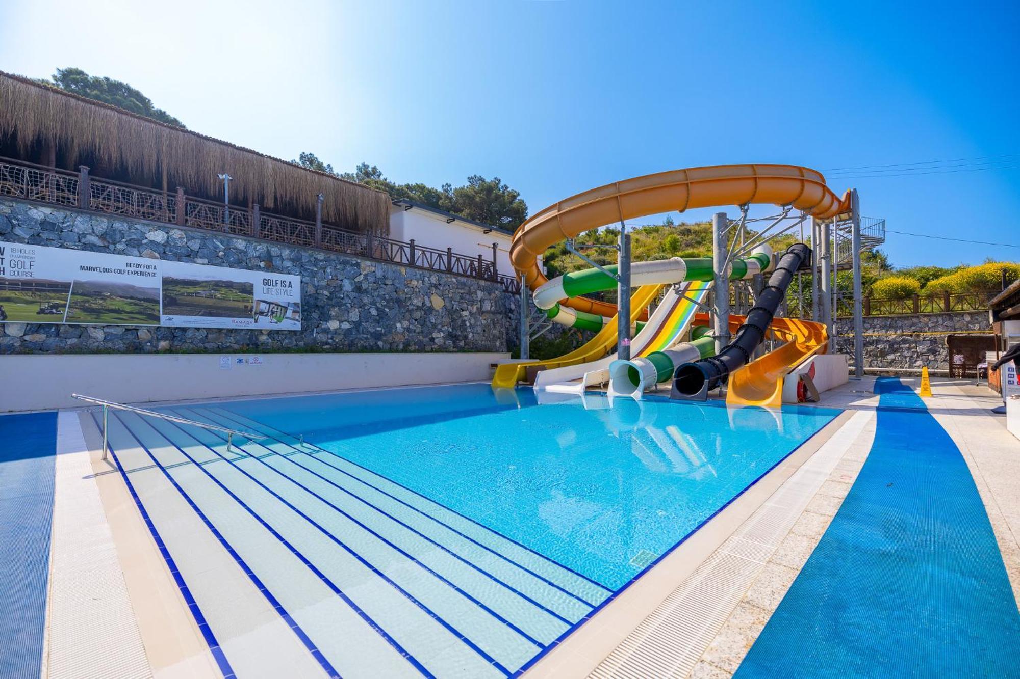 Ramada Resort Kusadasi & Golf Eksteriør bilde Water park