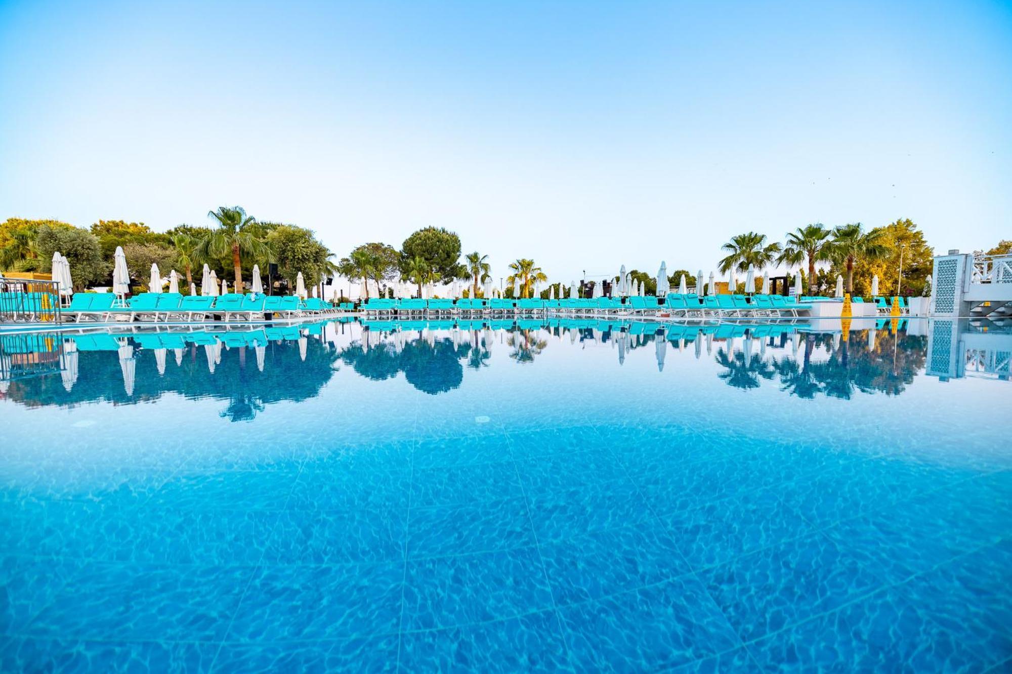 Ramada Resort Kusadasi & Golf Eksteriør bilde The swimming pool at the hotel