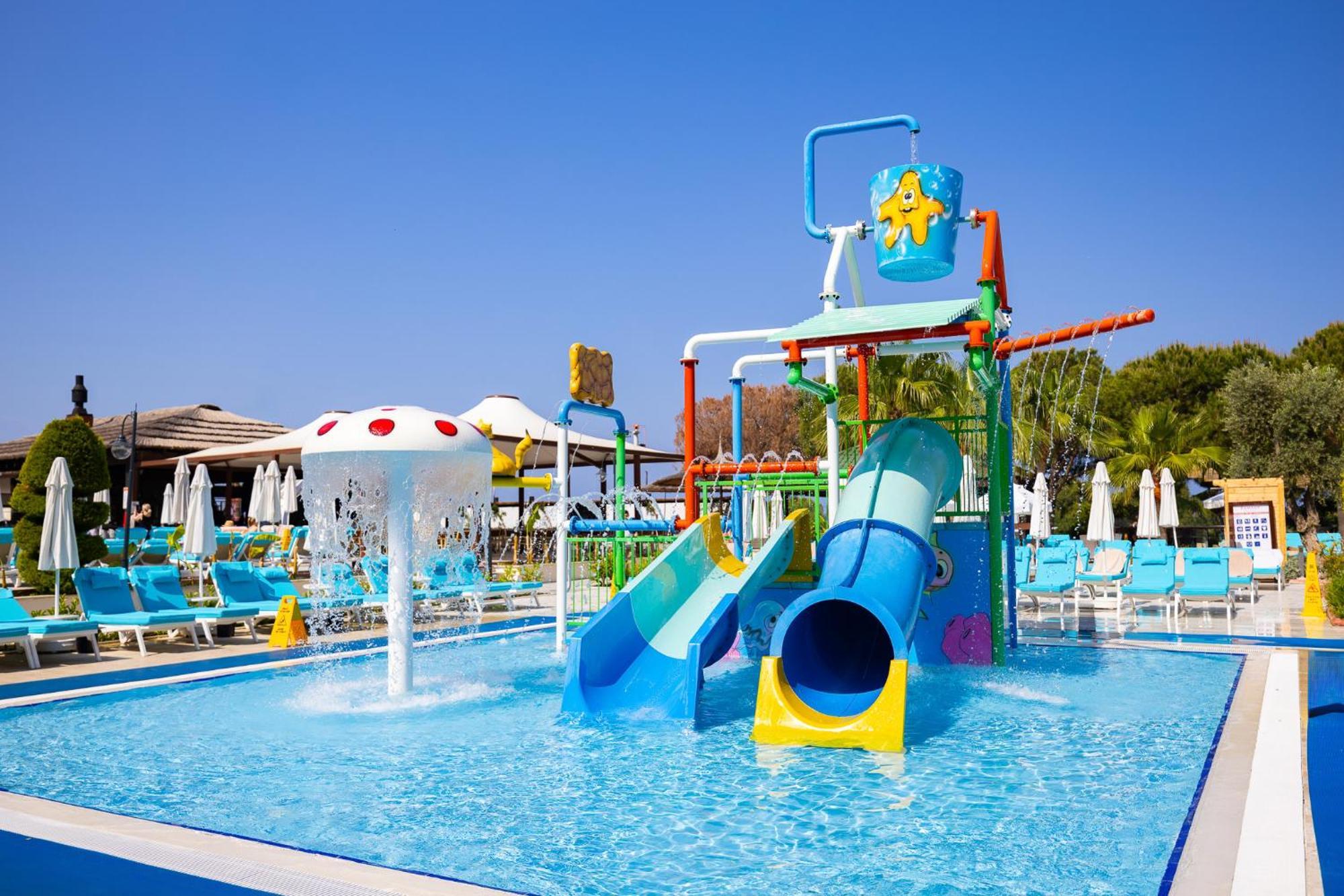 Ramada Resort Kusadasi & Golf Eksteriør bilde A water park in Greece