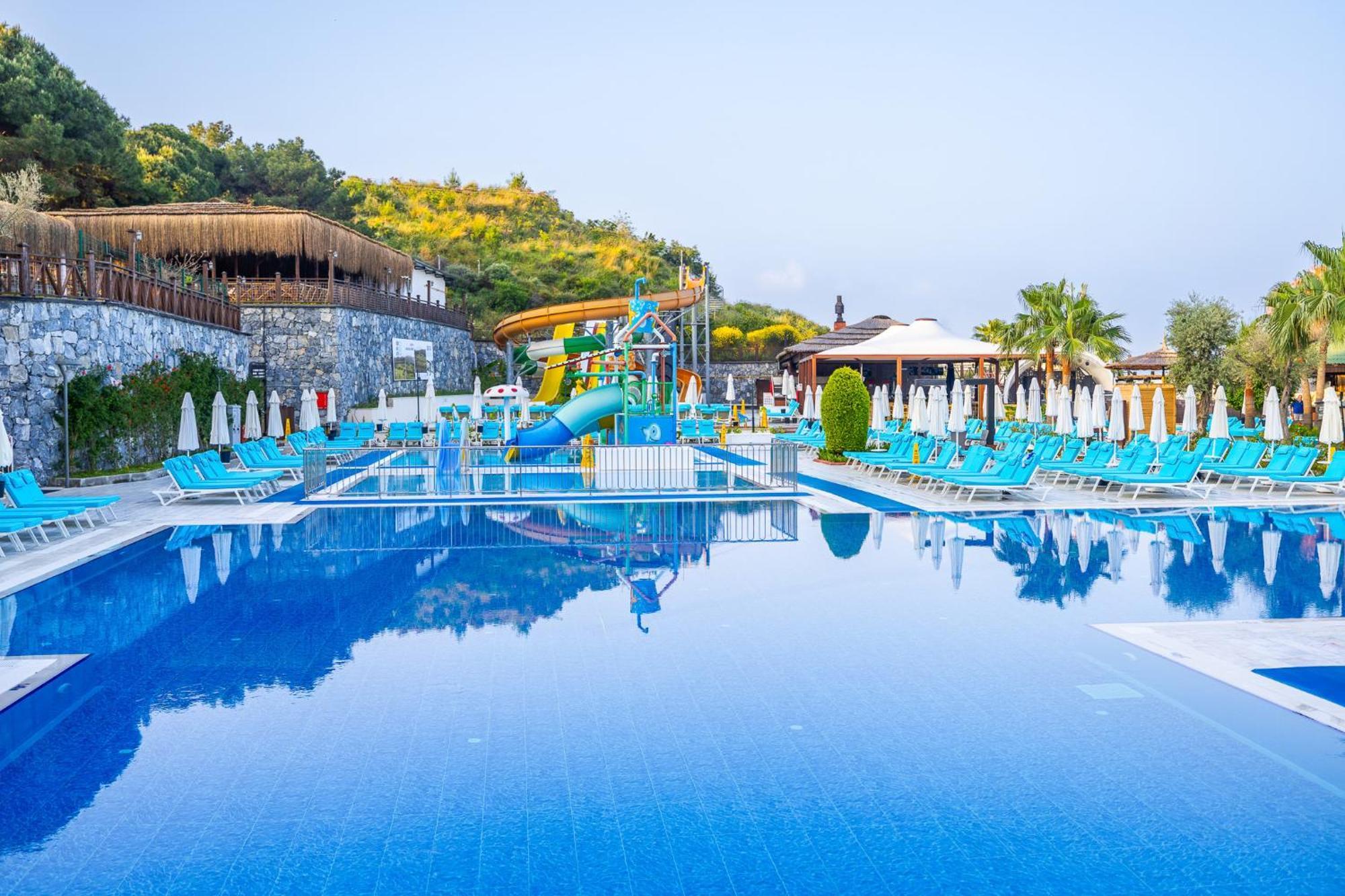 Ramada Resort Kusadasi & Golf Eksteriør bilde