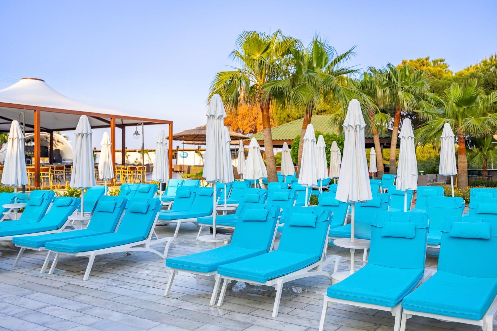Ramada Resort Kusadasi & Golf Eksteriør bilde Sunloungers at a resort in Turkey