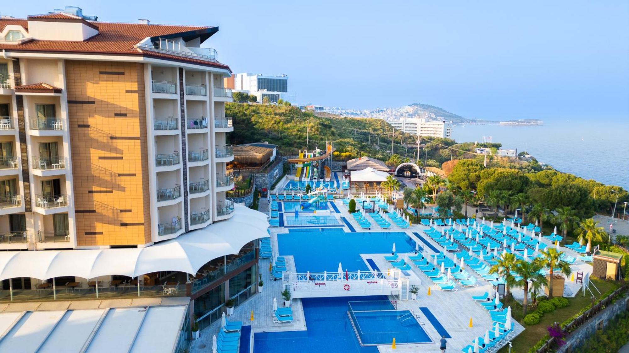 Ramada Resort Kusadasi & Golf Eksteriør bilde A view of the hotel