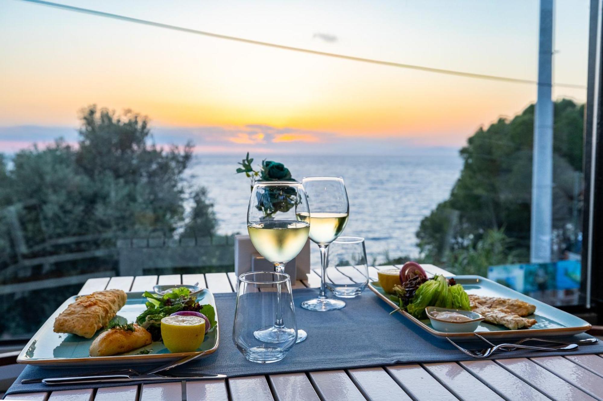 Ramada Resort Kusadasi & Golf Eksteriør bilde Sunset at the restaurant