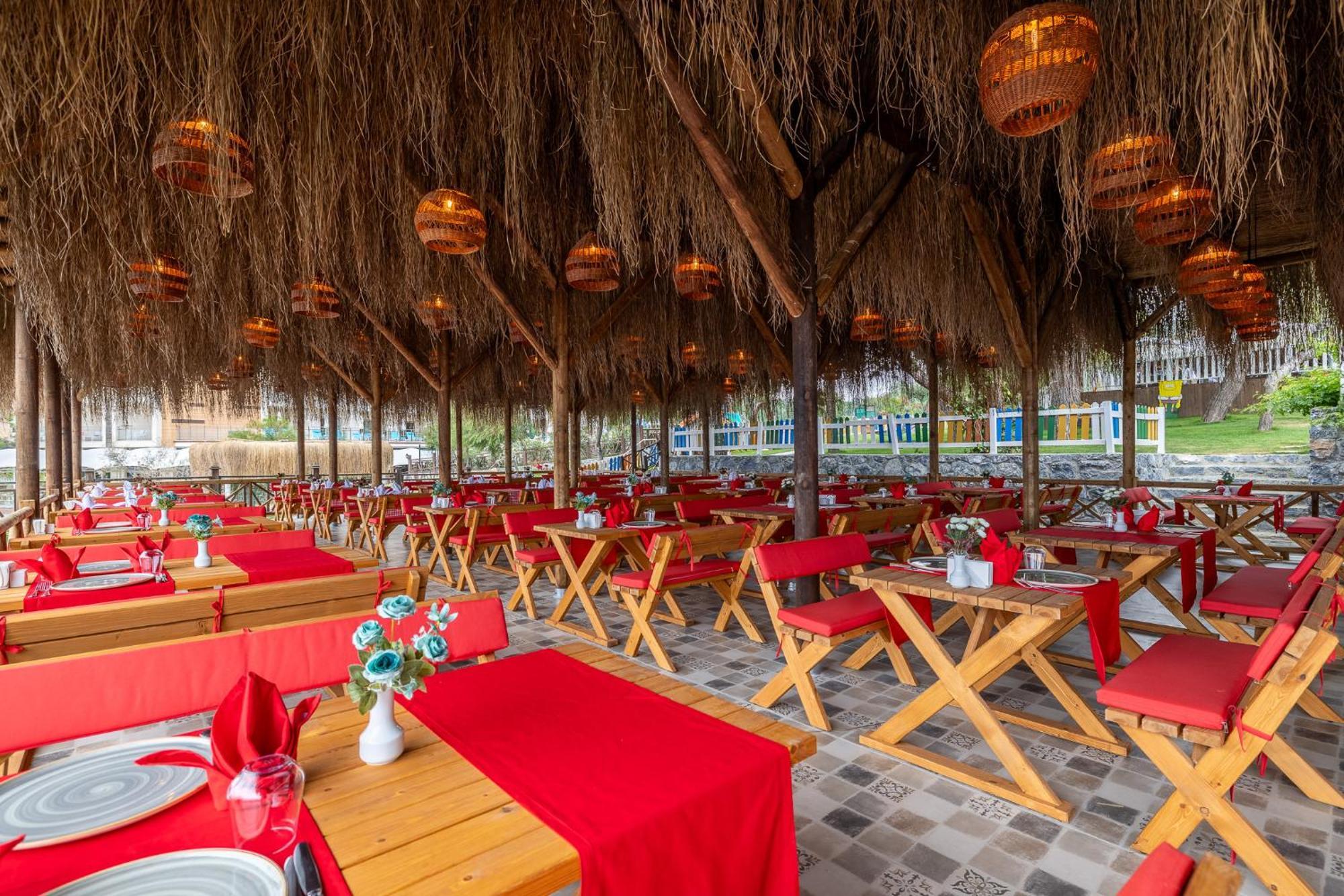Ramada Resort Kusadasi & Golf Eksteriør bilde Restaurant in the resort