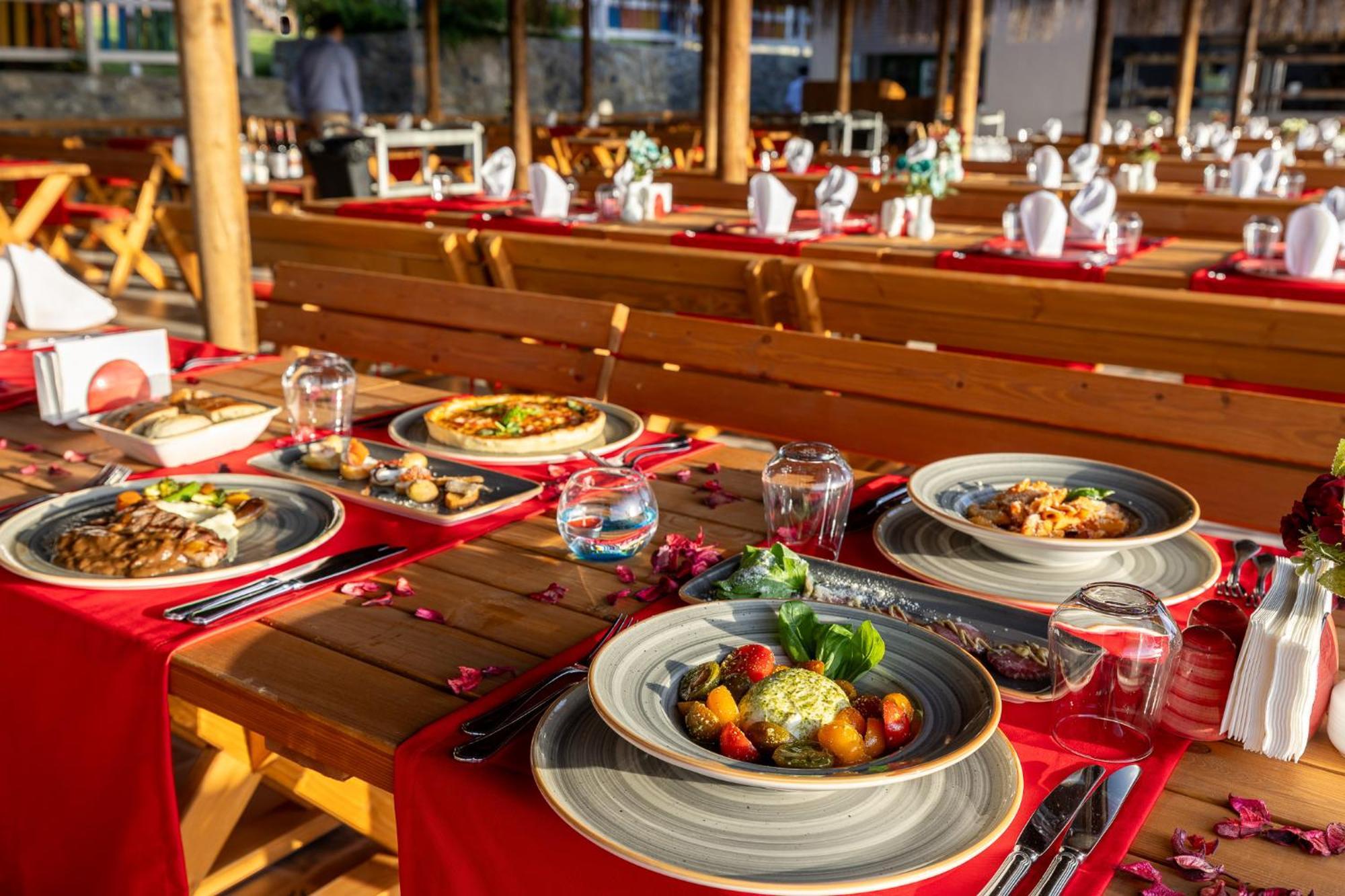 Ramada Resort Kusadasi & Golf Eksteriør bilde A typical dinner at the restaurant