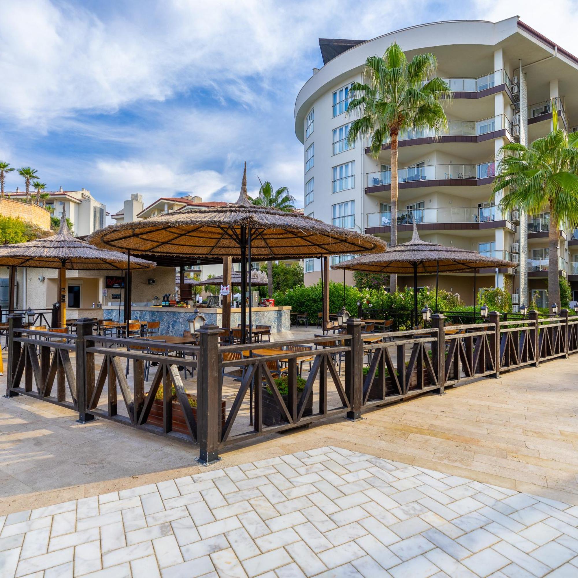 Ramada Resort Kusadasi & Golf Eksteriør bilde A poolside bar in Turkey