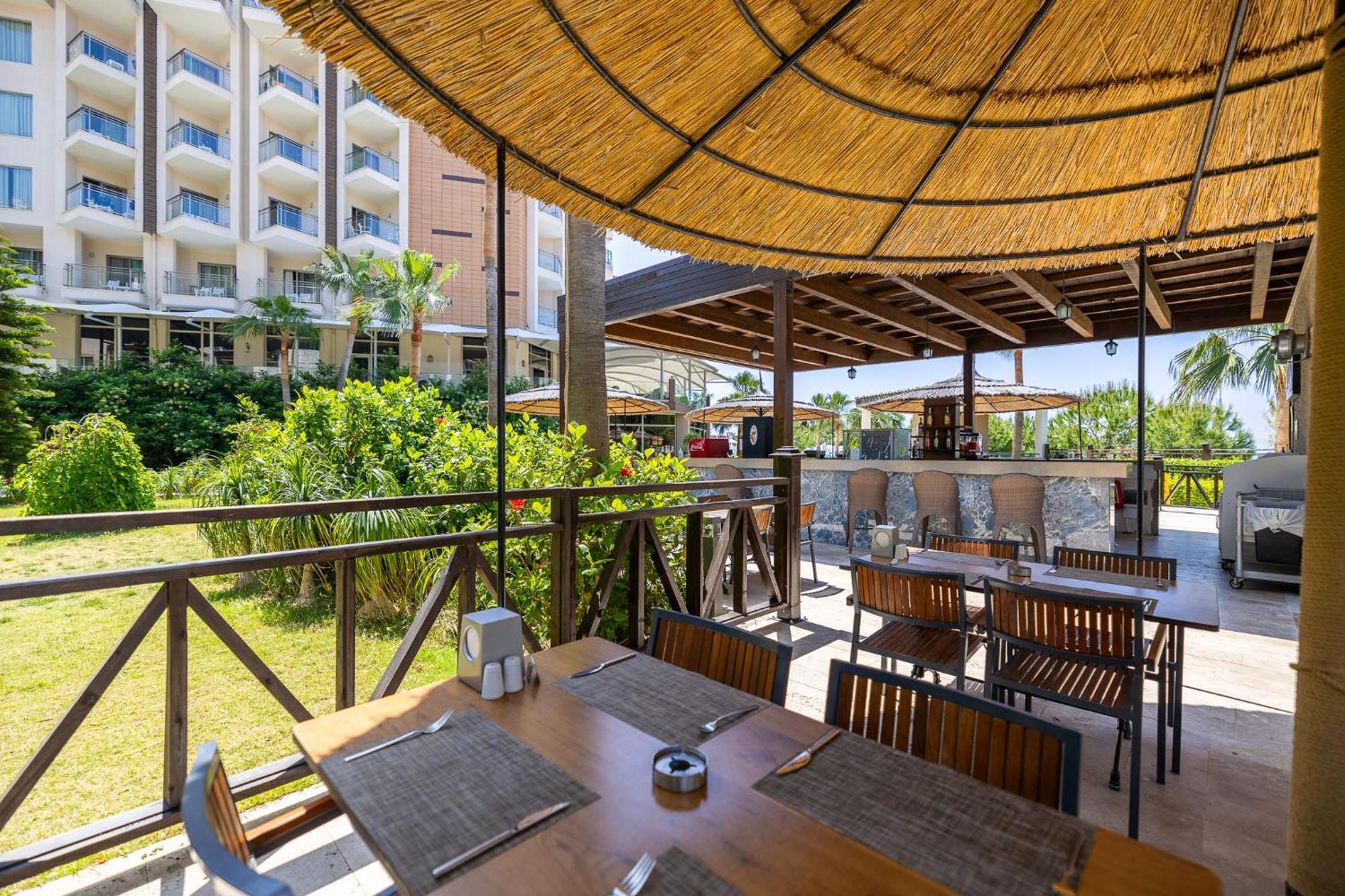 Ramada Resort Kusadasi & Golf Eksteriør bilde The restaurant